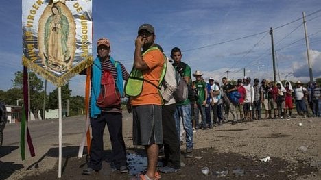 Náhledový obrázek - Americká armáda posílá kvůli karavaně migrantů k Mexiku 5200 vojáků