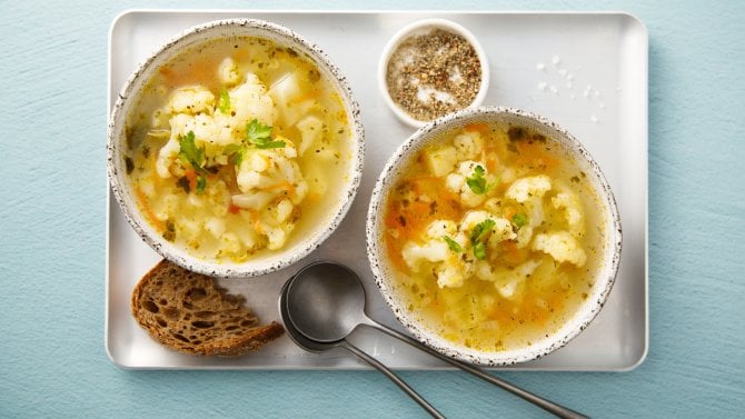 Květáková polévka recept: zkuste klasickou nebo krém. Kromě zasycení polévka poskytuje množství vitamínu C