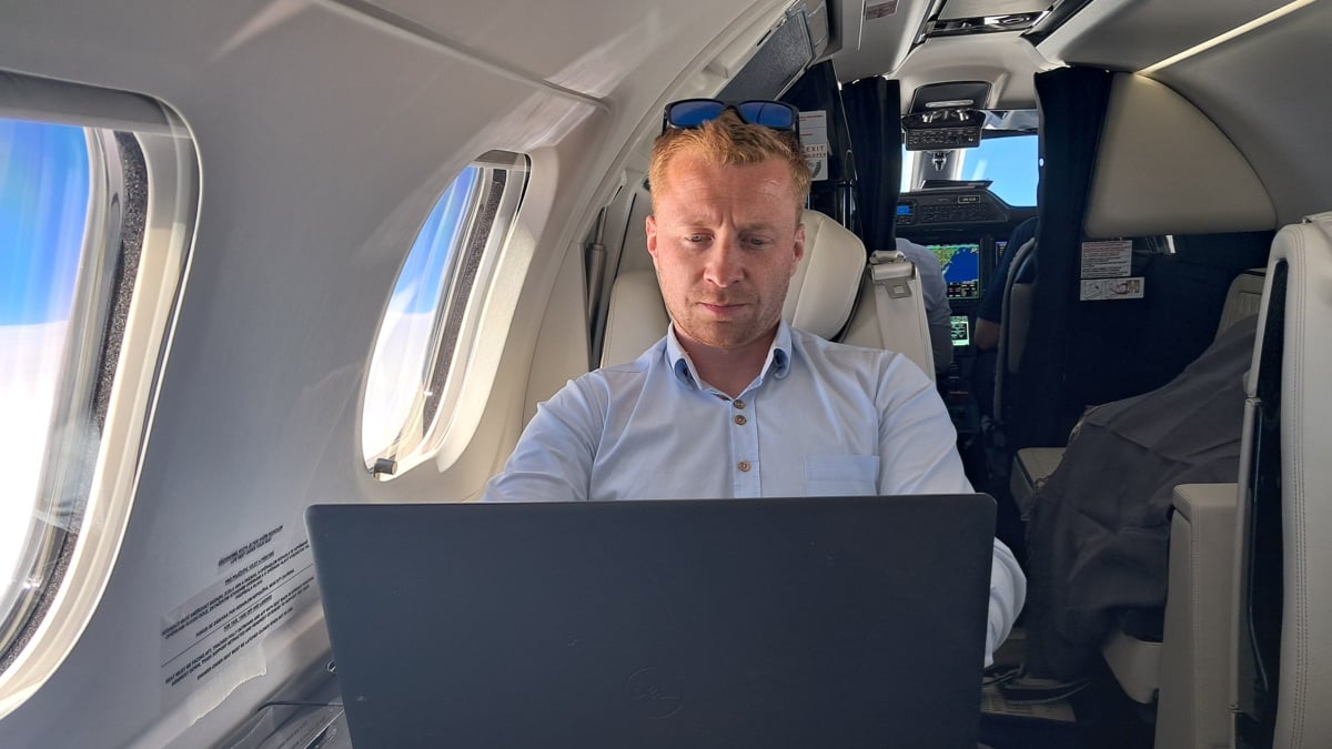 Na palubě letounu Embraer Phenom 300E v letové hladině 450