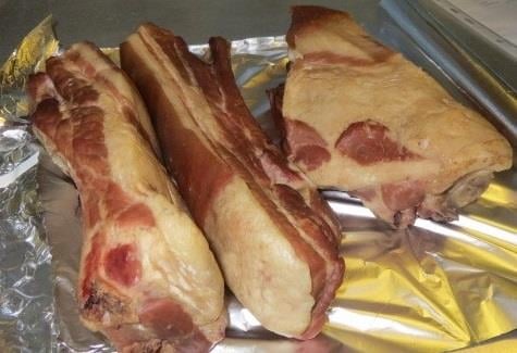 Výrobna Miloslav Hoštička, Chrášťovice: Uzený vepřový bok - výrobek obsahoval nadlimitní množství benzo[a]pyrenu a sumy čtyř polycyklických aromatických uhlovodíků (benzo[a]pyrenu, benzo[a]anthracenu, benzo[b]fluoranthenu a chrysenu). Polycyklické aromatické uhlovodíky je skupina kontaminujících látek s různě silnými mutagenními a karcinogenními vlastnostmi.