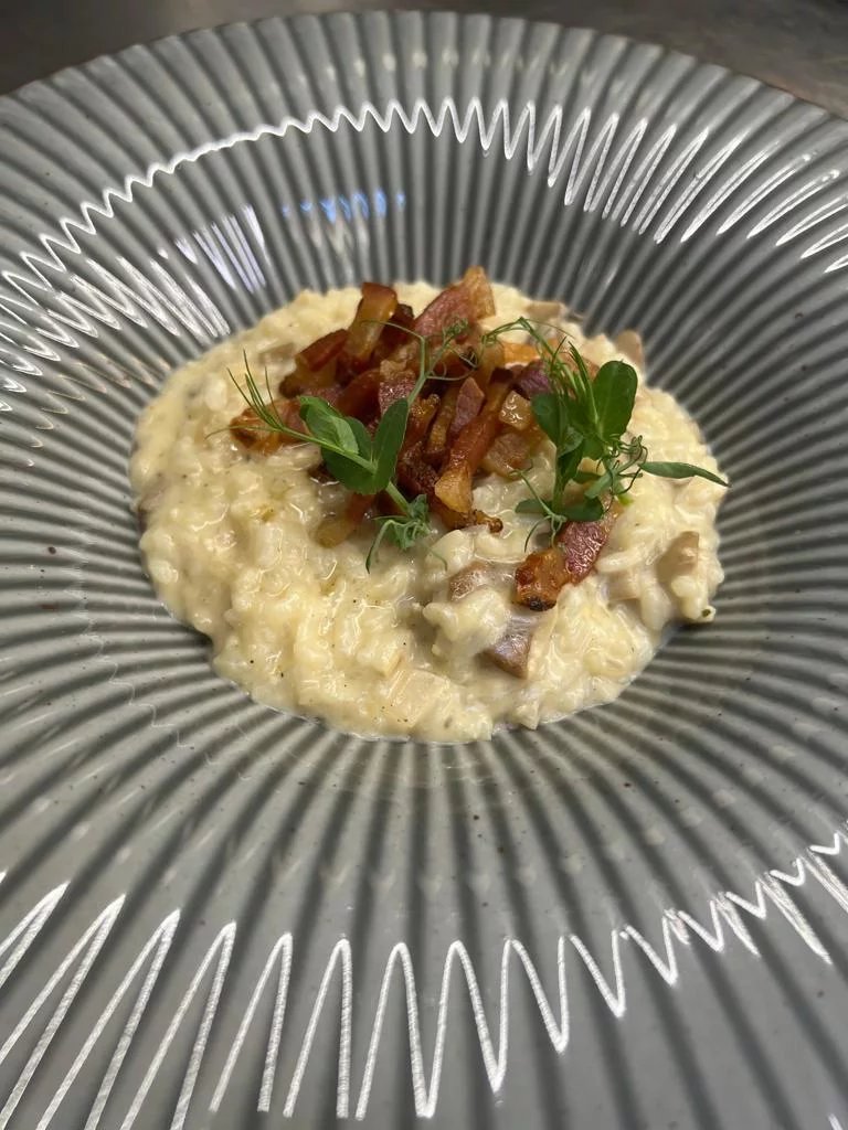 Krémové risotto s hříbky, křupavými kousky guanciale, dochucené olejem z bílých lanýžů, Rango Plzeň