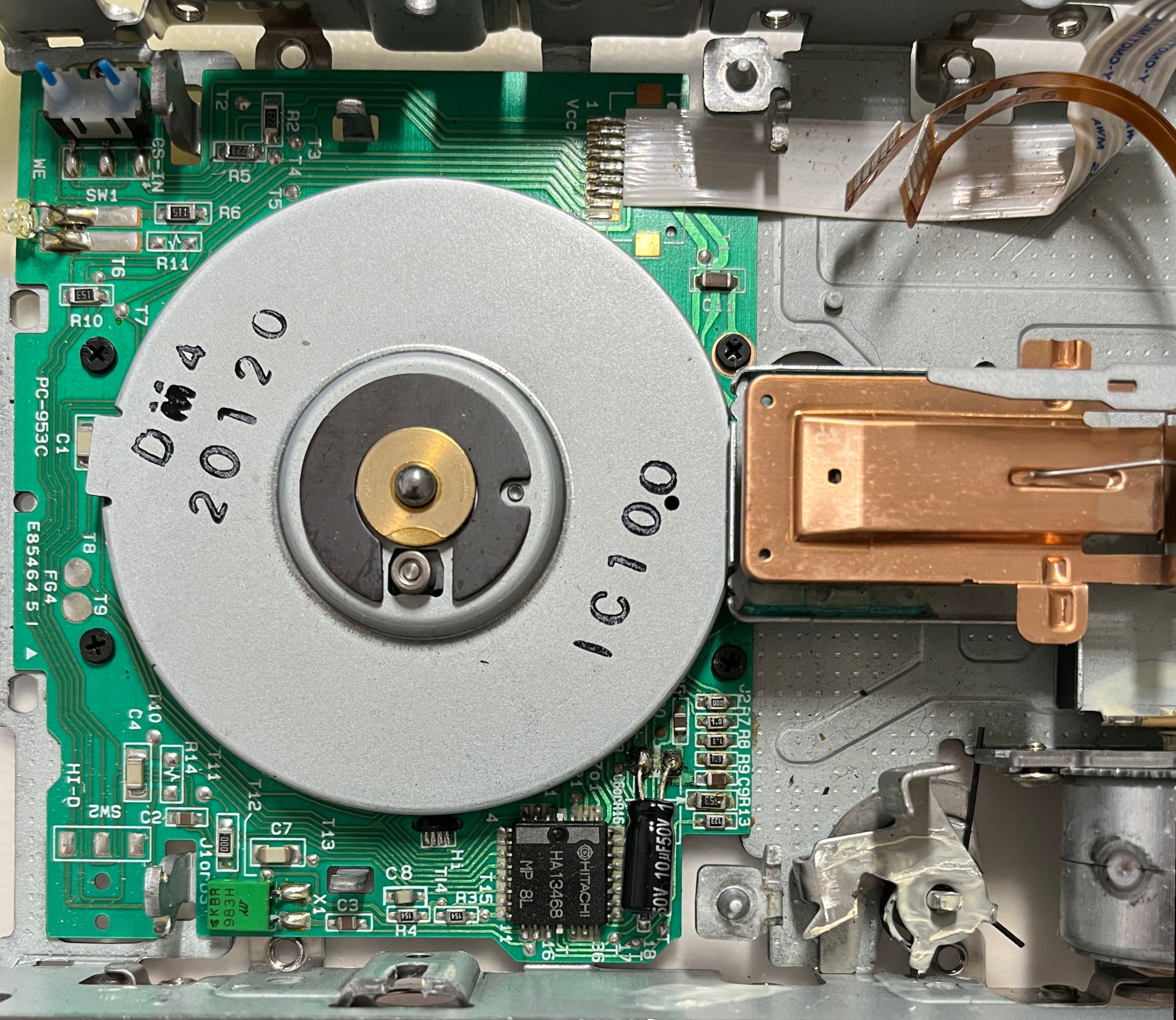 S mechanismem pryč je konečně k dispozici přístup k pohonu a jeho řídicí elektronice.