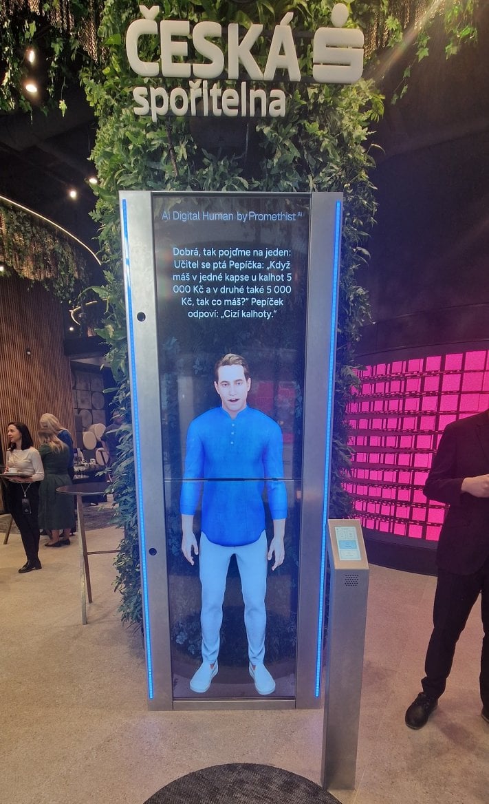Panel s AI recepčním na pobočce banky.