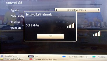 S jedním byste měli počítat: televizor je hodně citlivý na internetovou linku. Nevím, zda díky ranné verzi firmwaru televizoru, nebo USB Wi-Fi adaptéru, nebo kvůli něčemu zcela jinému. V každém případě i při rychlosti, kterou vidíte na snímku jsem s ním měl problémy.