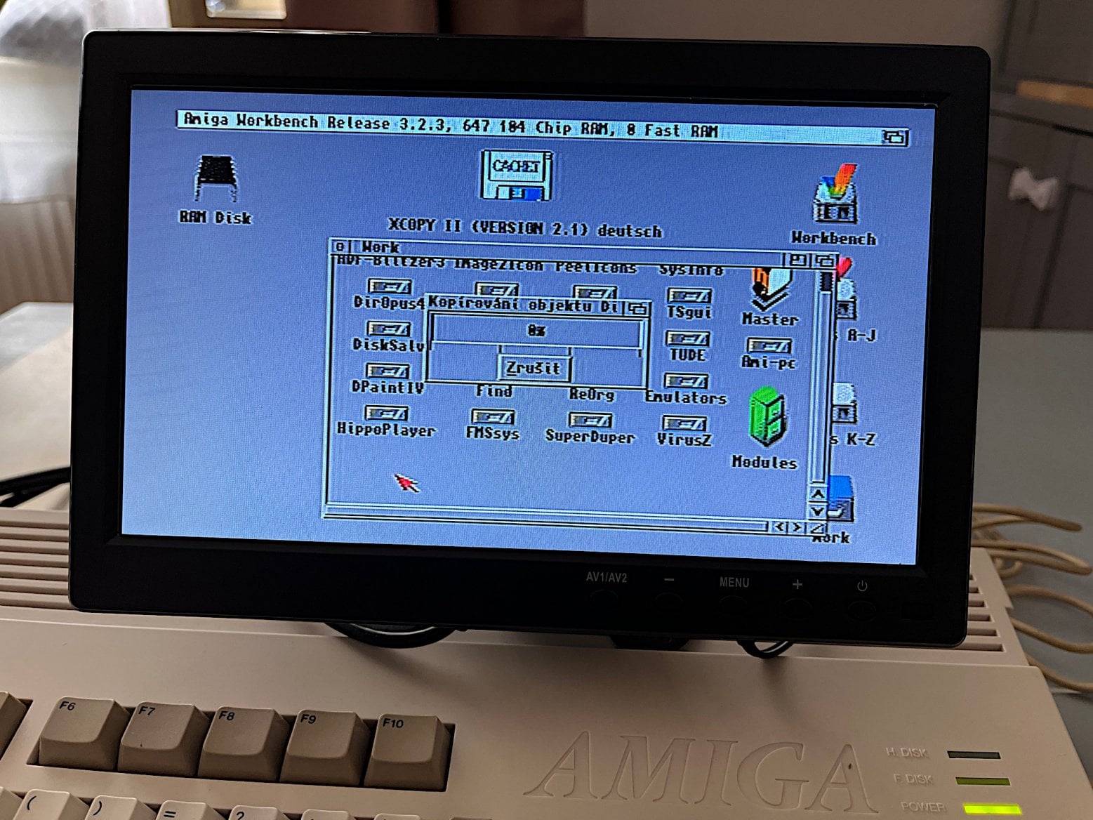 A již běžící AmigaOS 3.2, ofoceno z obrazovky. Kopírování, a ve virtuální mechanice (externí GoTek) je vložen obraz s X-Copy.