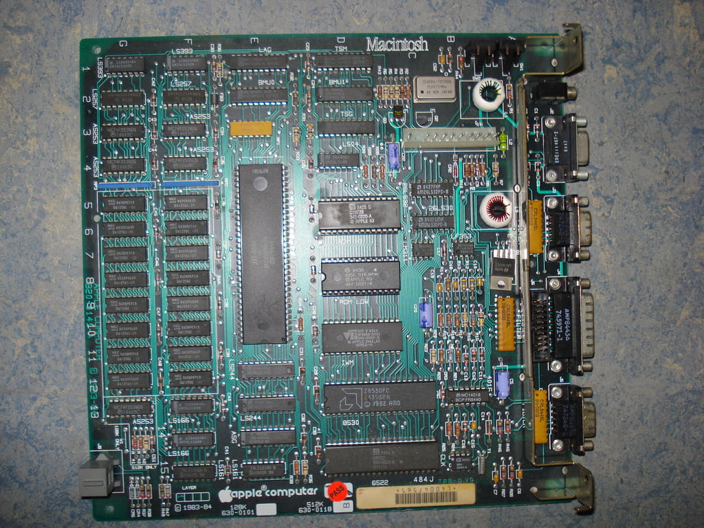 Základní deska, integrace byla z dnešního pohledu na velmi nízké úrovni.