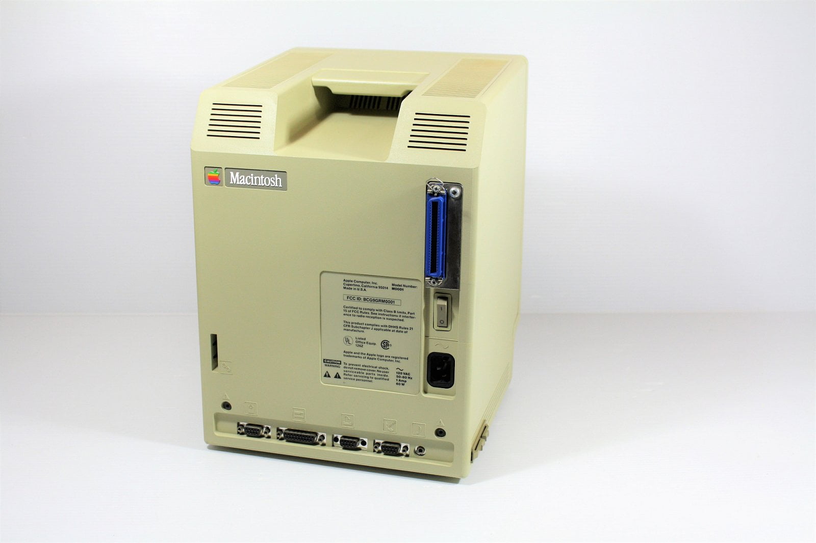 Ostatní konektory jsou před uživatelem skryty zezadu.