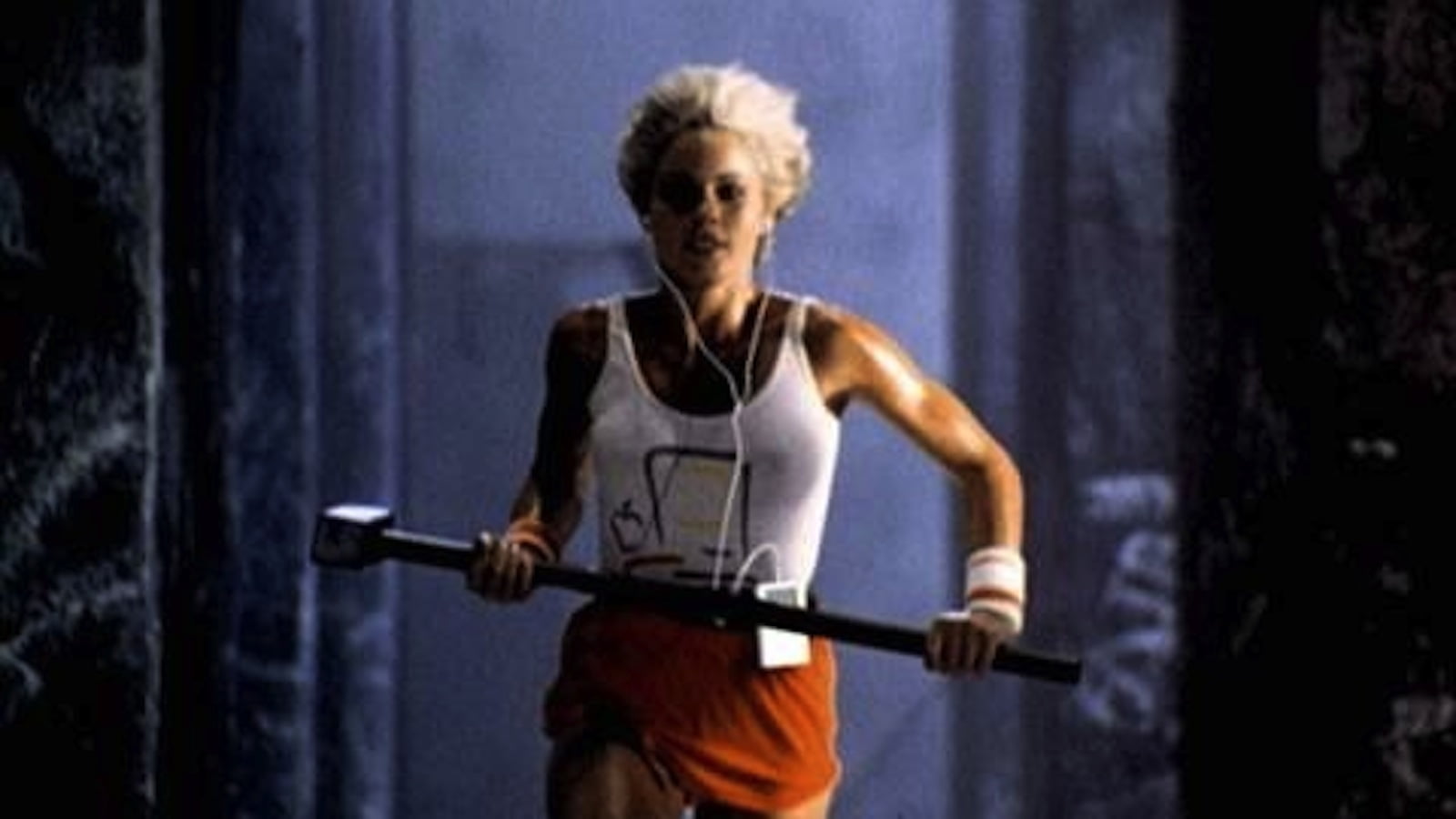 Macintosh odstartoval reklamou při americkém superbowlu. Legendární reklama odkazuje na knihu 1984.