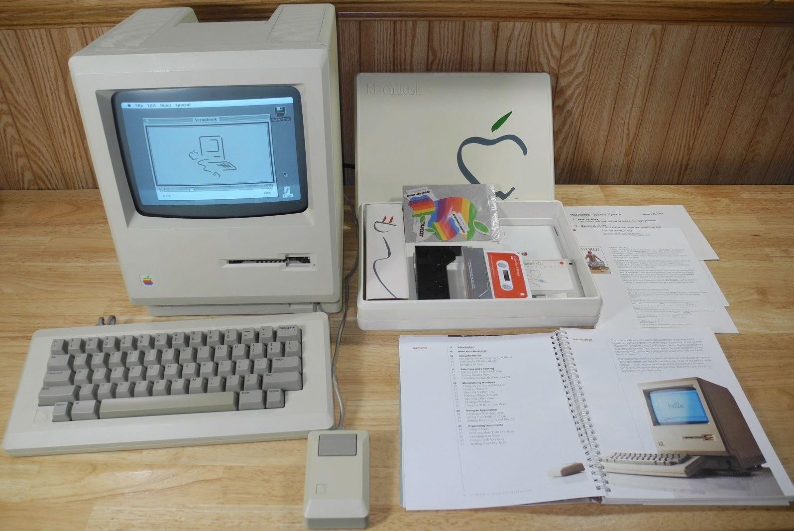 Tenkrát jste počítač dostali i se spoustou manuálů a základní sadou software.