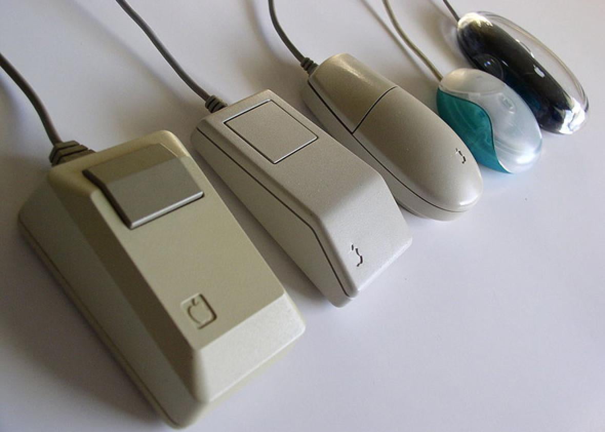 Součástí počítače byla i myš, tenkrát ještě velká novinka.