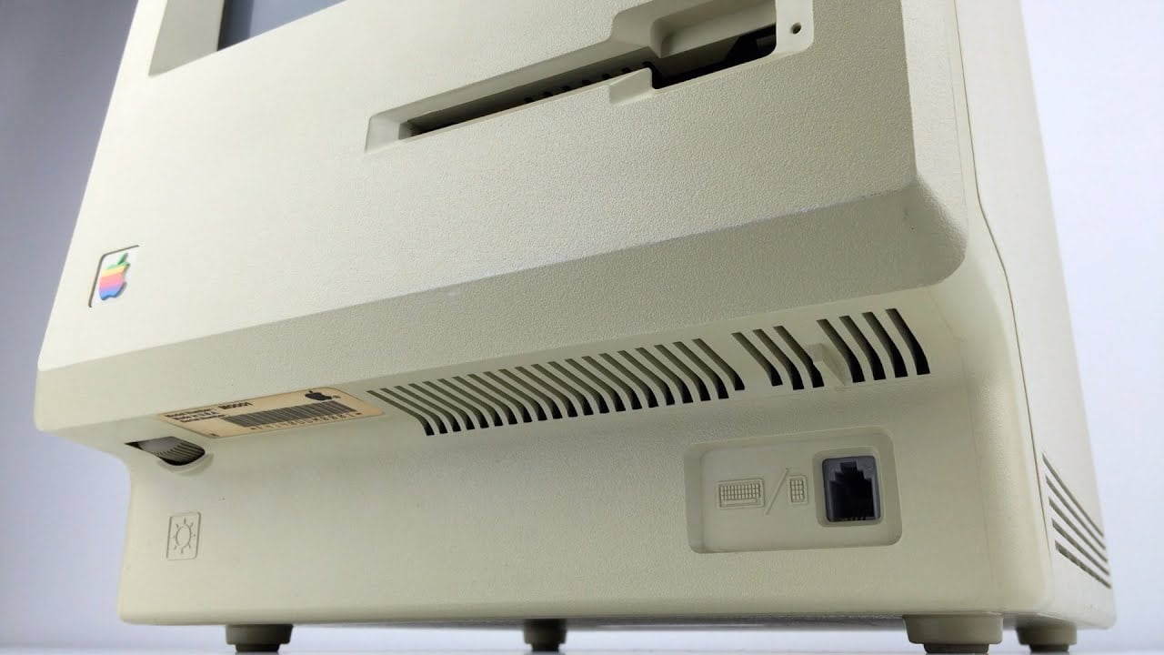 Klávesnice se zapojovala zepředu, myš pak do klávesnice. Všimněte si disketové mechaniky. Používala 3,5" diskety!