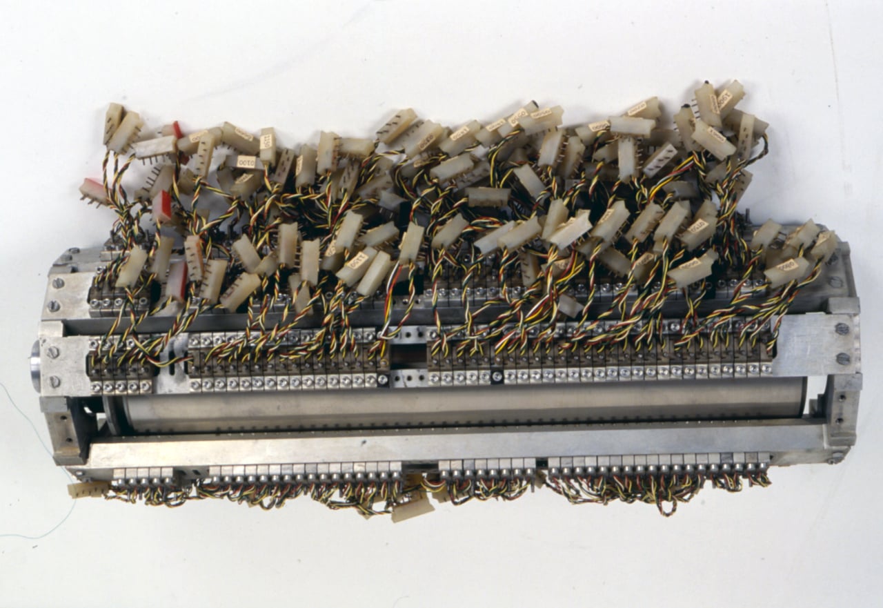 Magnetický paměťový buben počítače IBM 650 s bloky čtecích hlav