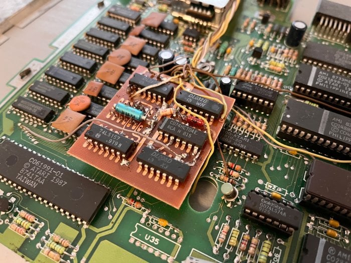 Autor: Michal Tauchman, podle licence: <a href="http://creativecommons.org/licenses/by-sa/4.0/deed.en">CC BY-SA 4.0</a> Deska s drobnou bižuterií pro rozšíření paměti.