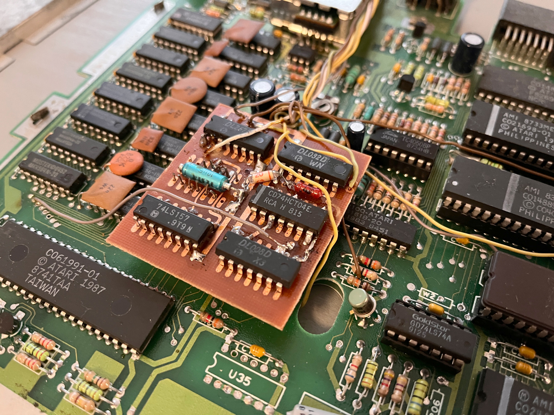 Deska s drobnou bižuterií pro rozšíření paměti.