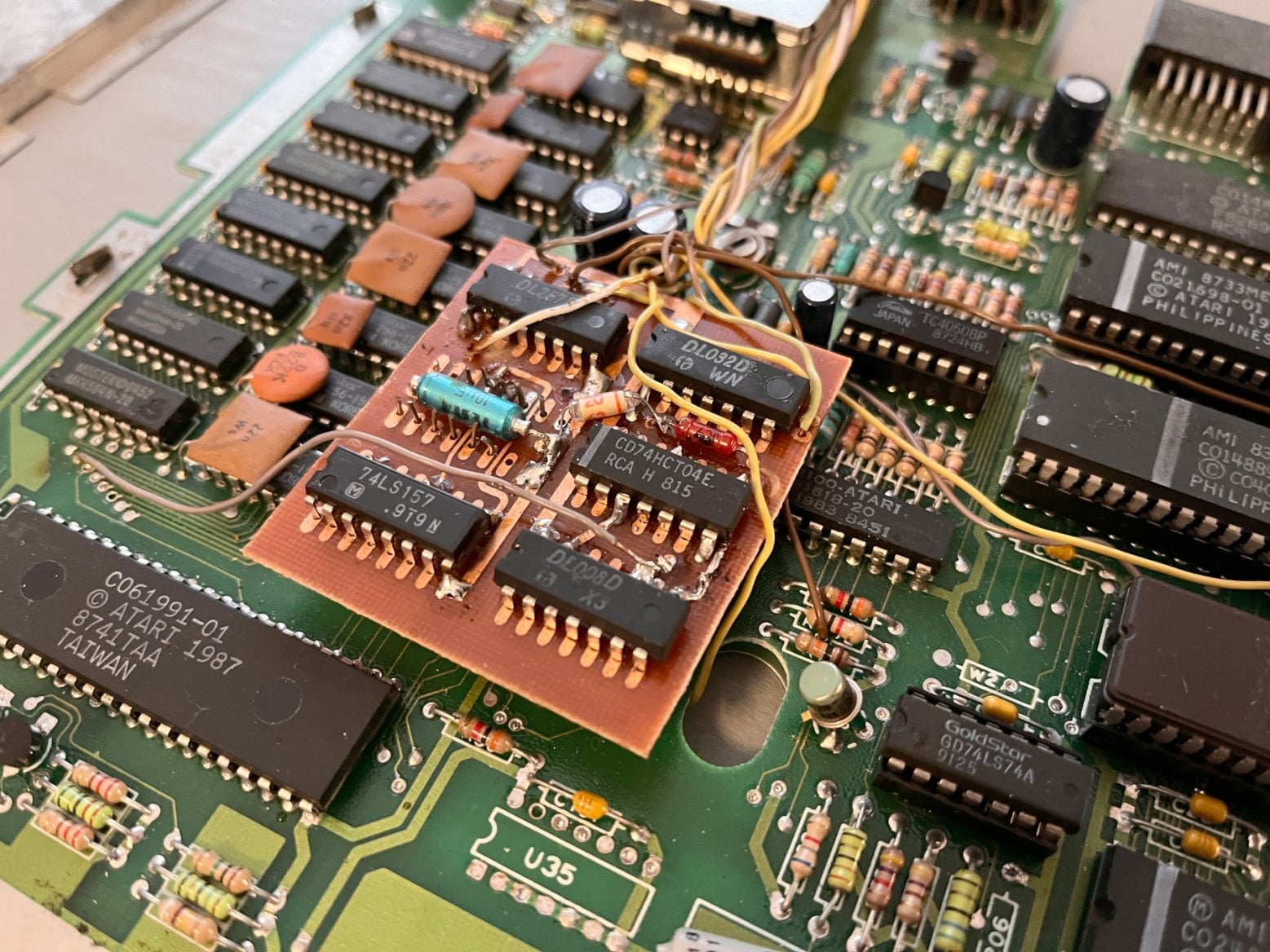 Deska s drobnou bižuterií pro rozšíření paměti.