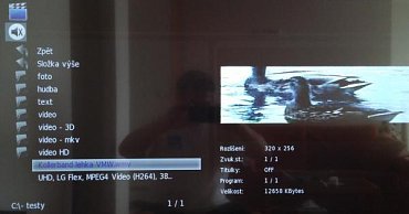 Na vstupní úrovni multimédií vidíte volby Film, Hudba a Foto, na tomto snímku pak vidět adresářový výpis, který televizor zvládl bez potíží a hlavně svižně udělat i z disku Freecom s kapacitou 1 TB.