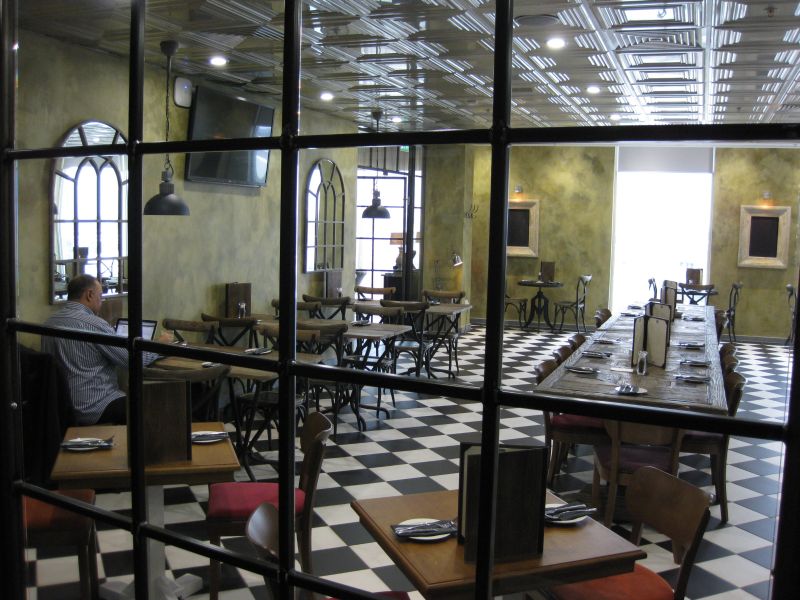 Celé sedmé patro v The Landing zabírá bar. Místo jako dělané pro jednání a uzavírání smluv.