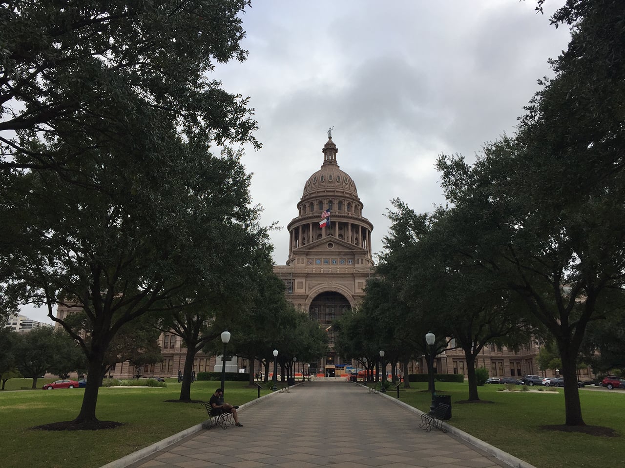 Texas State Capitol, na který navazuje centrum a univerzita.