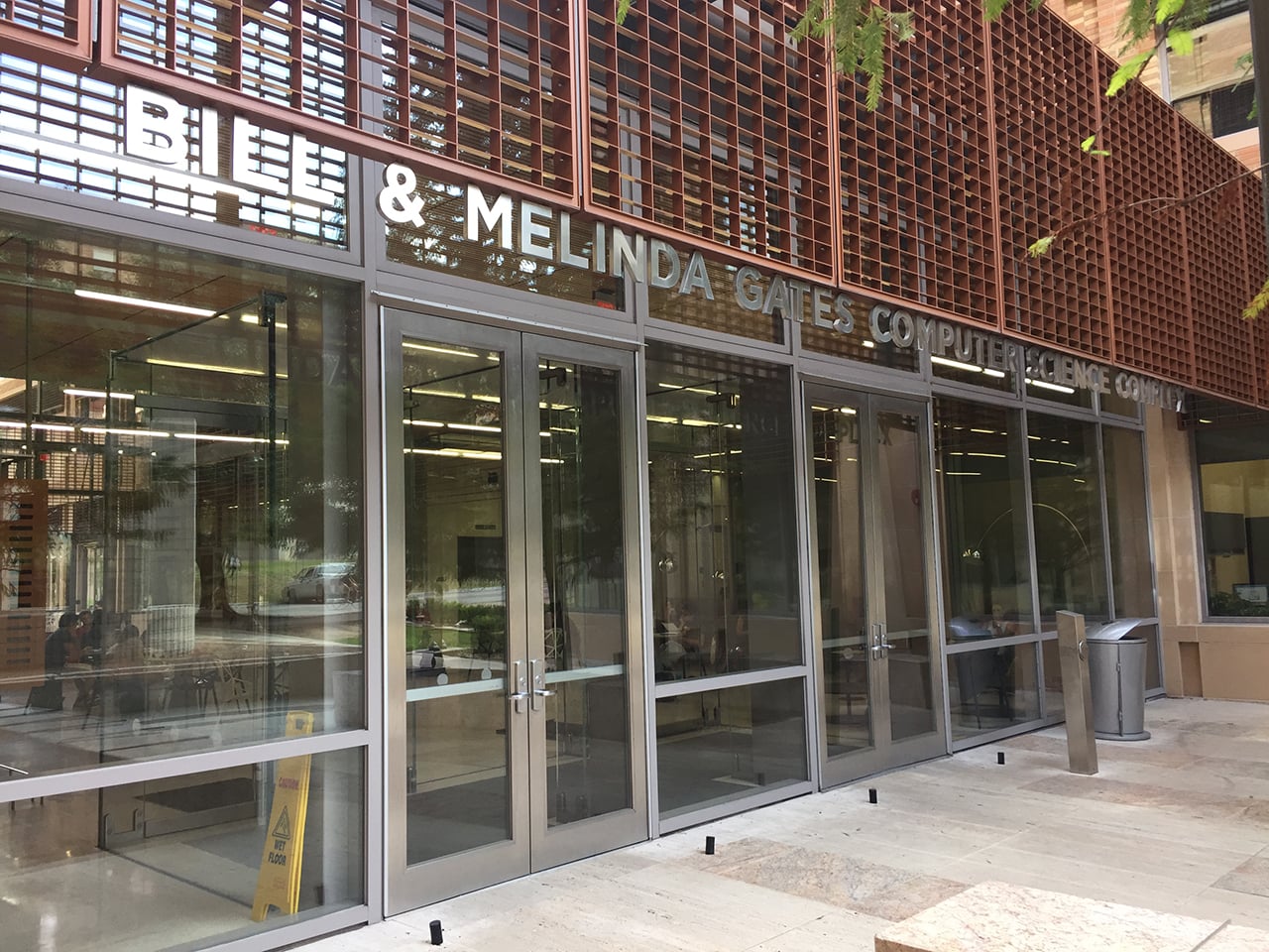 Počítačové sekce na University of Texas mají své slavné sponzory ze světa byznysu.