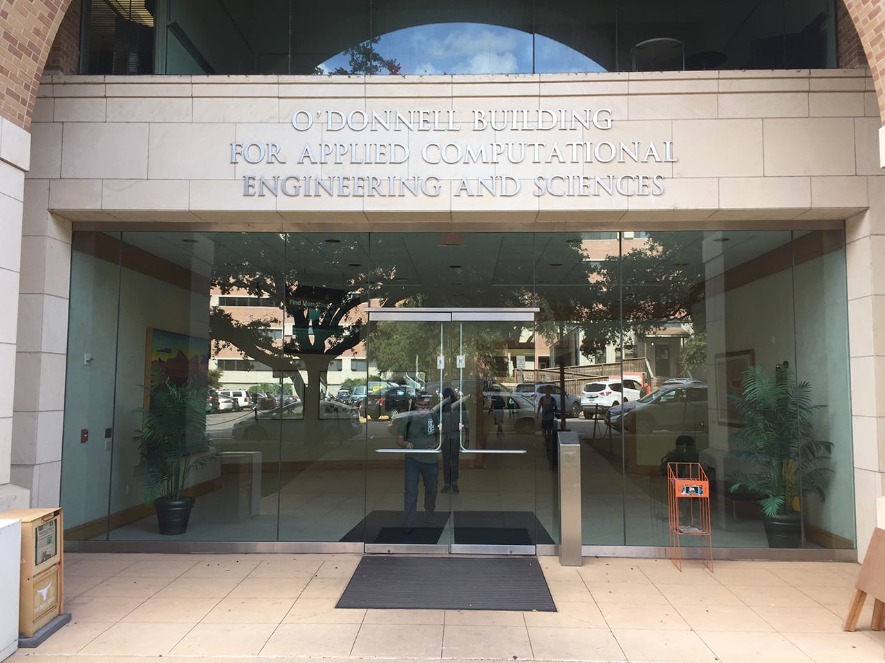 Počítačové sekce na University of Texas mají své slavné sponzory a mecenáše.