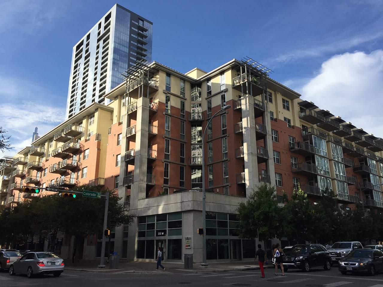 Jedny z bytových budov, které vyrůstají v centru Austinu.