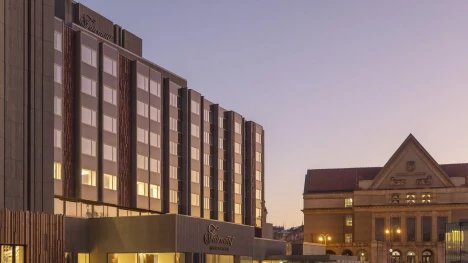 Náhledový obrázek - Když si plácnou dva miliardáři. Hotel Fairmont Golden Prague má nového majoritního vlastníka, Šlemrův podíl získává spoluzakladatel Avastu Baudiš