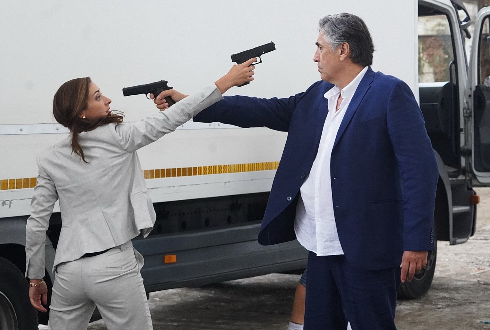 Osmidílný detektivní seriál, ve kterém je hlavní postavou vyšetřovatel Národní centrály proti organizovanému zločinu. Tomu se neustále zjevuje duch mafiána. Divákům Primy se tento nápad líbí, každou sobotu jich tento seriál sleduje 900 tisíc až milion.