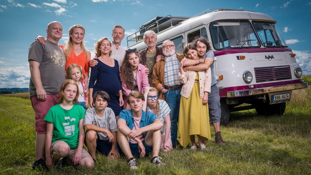 Tři generace v jednom obytném autobusu aneb všechno, co nechcete, aby se vám během dovolené přihodilo. Ale než se hlavní postavy vůbec vydaly na cestu, zabralo to několik dílů. Divákům se rozvleklé tempo prázdninového seriálu na ČT1 líbí, pravidelně se jich dívá přes milion.