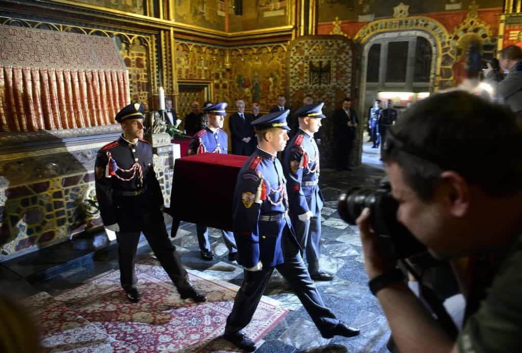 2012-05-korunovac48dnc3ad-klenoty-si-kvc5afli-dec5a1ti-pc599ic5a