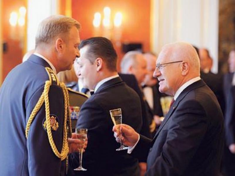 2012-11-prezident-povyc5a1oval-na-hradc49b-dc5afstojnc3adky-3.jp