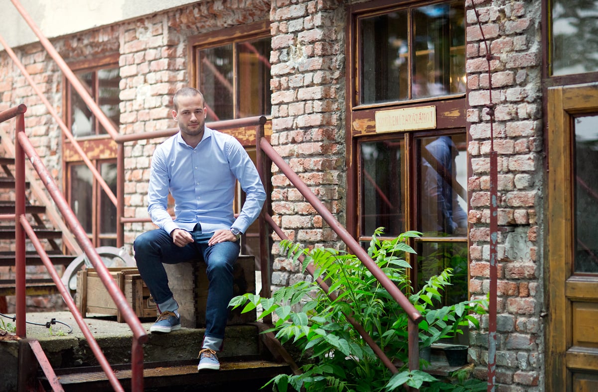 Už i v Česku si můžeme koupit džíny na míru. Je tu Jeans Maker.