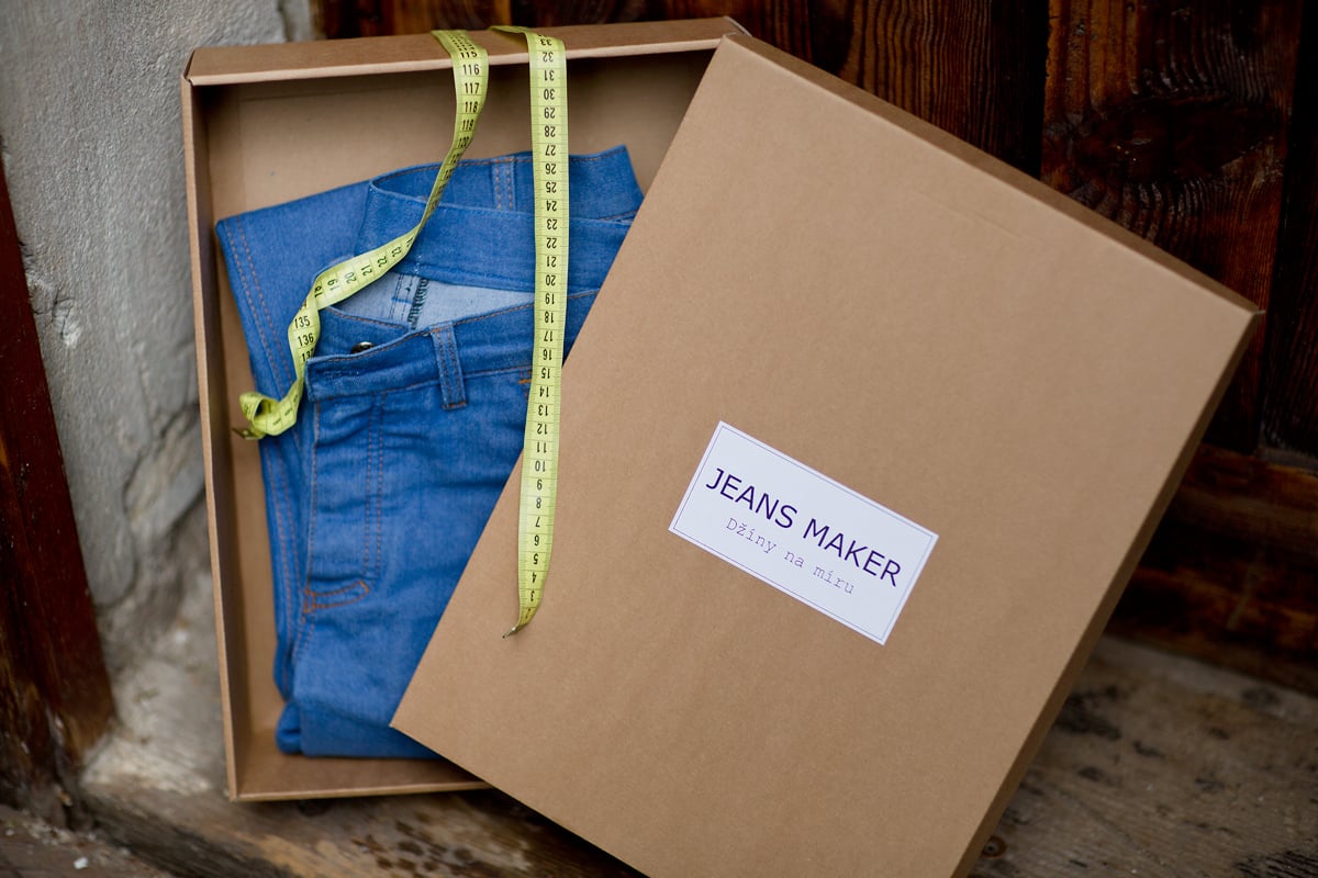 Už i v Česku si můžeme koupit džíny na míru. Je tu Jeans Maker.