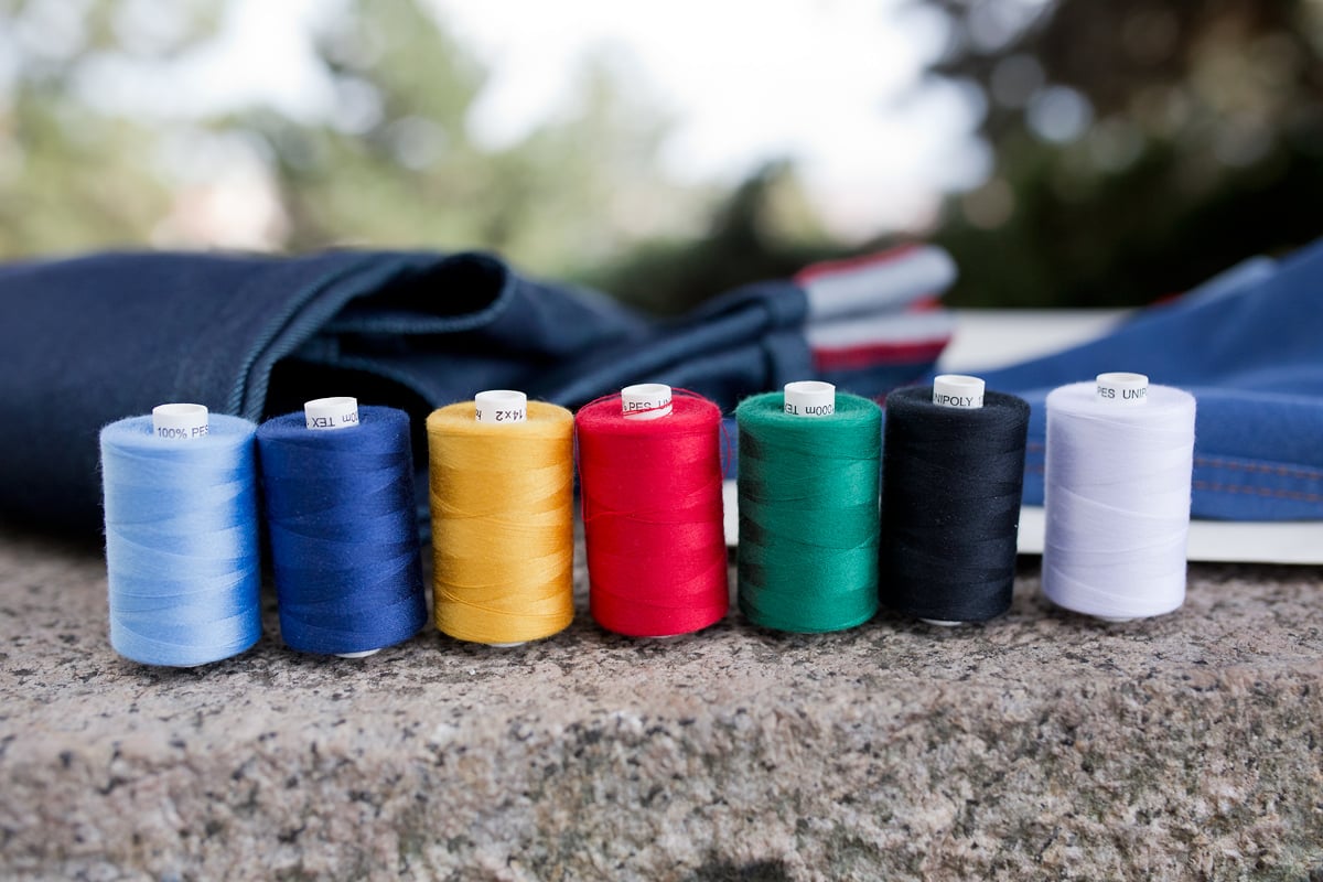 Už i v Česku si můžeme koupit džíny na míru. Je tu Jeans Maker.