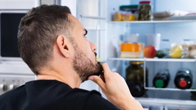 6.3.25 1*/muž, lednice, jídlo, chladnička