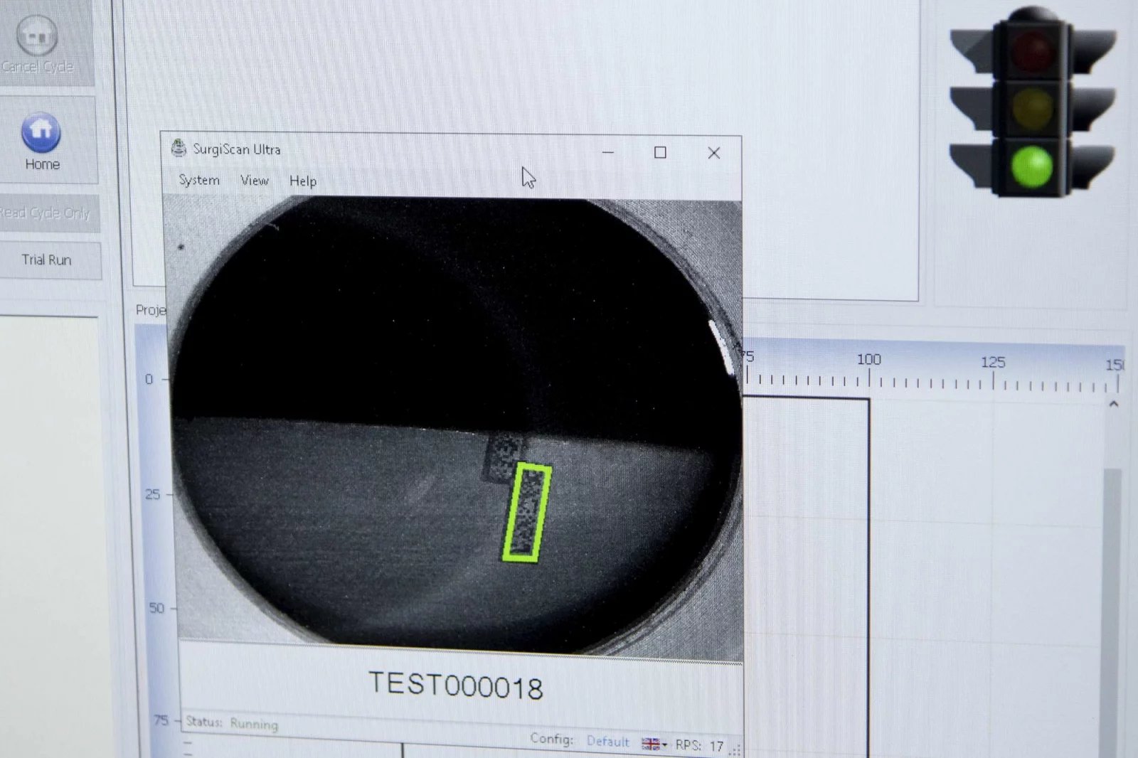 Součástí zakoupeného vybavení je nejen laser, ale také čtečka QR kódů vypálených do chirurgických nástrojů.