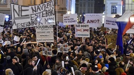 Náhledový obrázek - Petice a symbolické obušky. Lidé v Praze protestovali proti Ondráčkovi