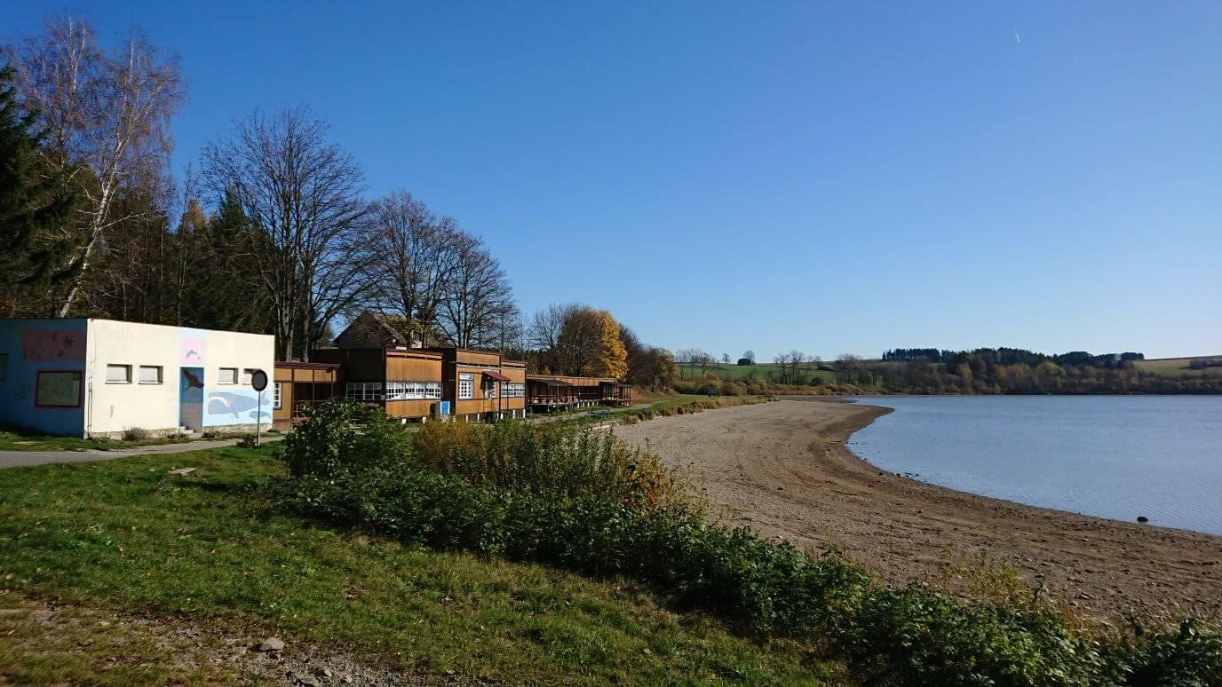 Kemp Moře u rybníka Řeka