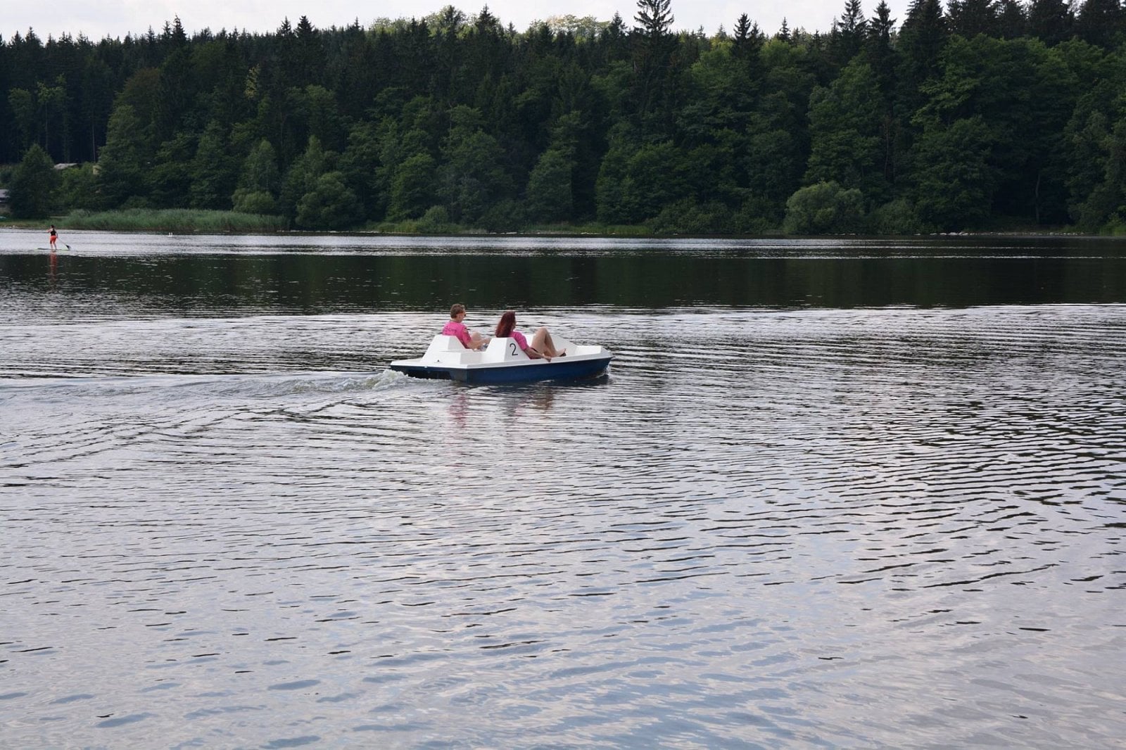 Kemp Moře u rybníka Řeka