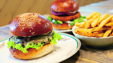 Náhledový obrázek - Nesmrtelný burger. Jednoduché jídlo jako recept na překonání krize