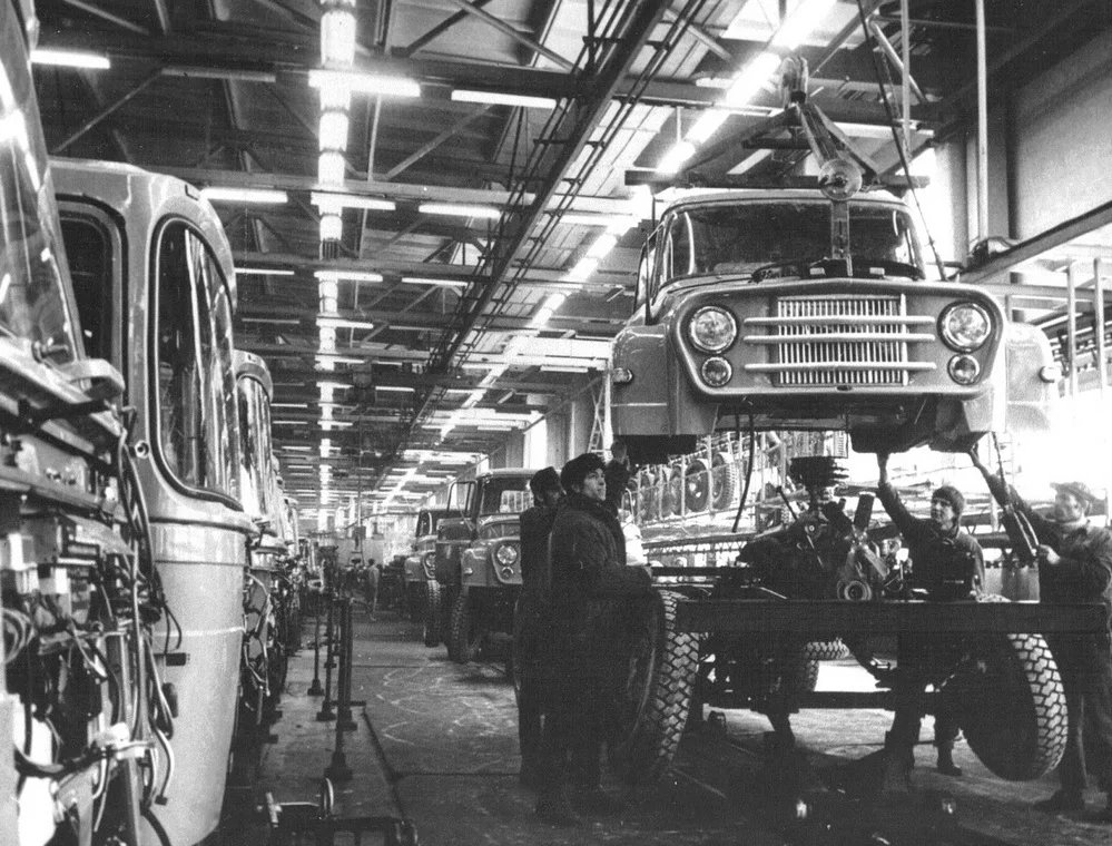 Montážní linka v Brasově těsně před ukončením výroby Bucegi. Vlevo se už kompletují vozy značky Roman podle licenční smlouvy s automobilkou MAN