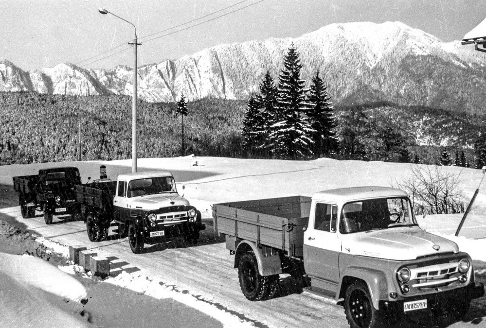 Panorama Karpat s elegantními dvoubarevnými Carpati SR-131. V takovém elegantním provedení se většinou prezentovaly jen na veletrzích či předváděcích akcích pro novináře