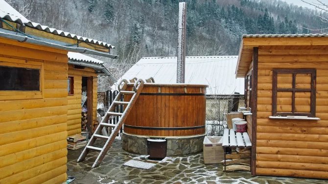 První popisy sauny se objevují v 11. a 12. století. Ve středověku byla parní lázeň vcelku oblíbená v celé Evropě, ale přesto se v 16. století Klaus Magnus zmiňuje, že nikde není parní lázeň tak důležitá jako v severní Evropě. Veřejnou saunu měla prakticky každá vesnice.