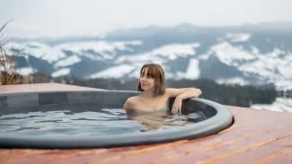 Sauny a venkovné bazénky jsou oblíbené ve welness centrech i soukromých chatách