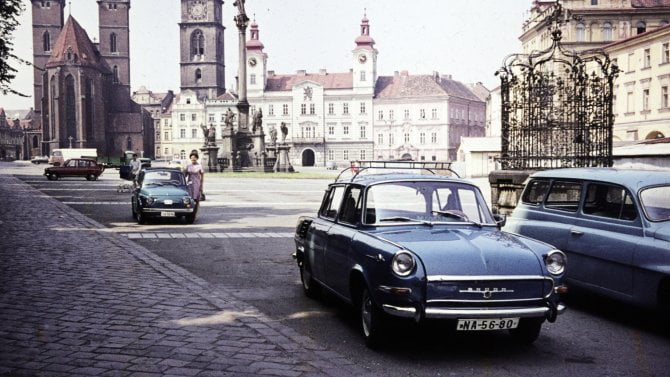 Deset ikonických au­tomobilů socialistického bloku. Co se také dalo potkat na československých silnicích