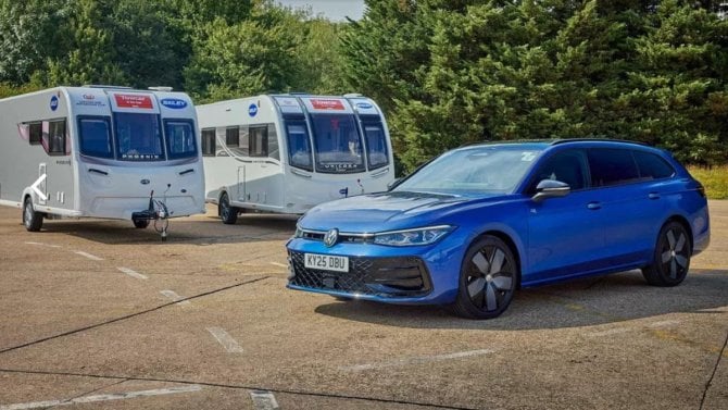 Známe nejlepší auto pro tahání přívěsů. Je to sourozenec Superbu, chybu neuděláte ani s elektrickou Škodou