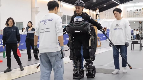 Náhledový obrázek - Iron Man, který pomůže paraplegikům s chůzí. Jihokorejští výzkumníci vyvinuli unikátní robotické zařízení