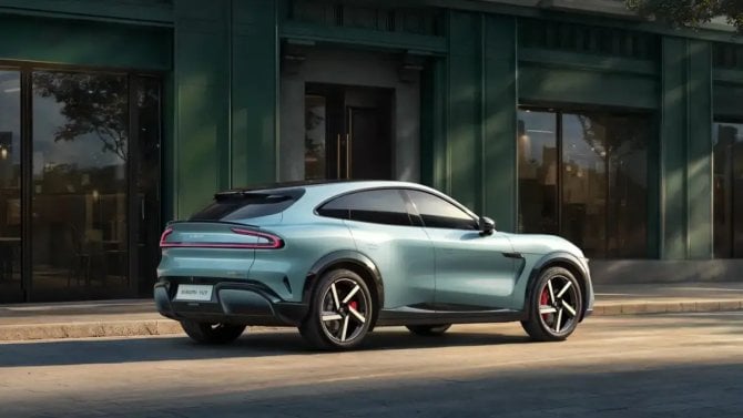 https://i.iinfo.cz/images/Ve srovnání s Audi RS Q8 jde spíše o kompaktní model.