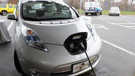 Náhledový obrázek - Energetici hlásají elektromobilitu, sami ale „tankují super“