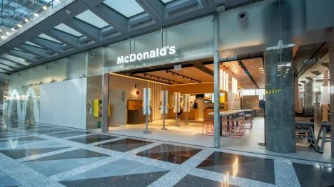 Náhledový obrázek - Češi se Cheeseburgerů jen tak nepřejí. McDonald’s hlásí za loňský rok další rekord v návštěvnosti, tržby vzrostly o 11 procent