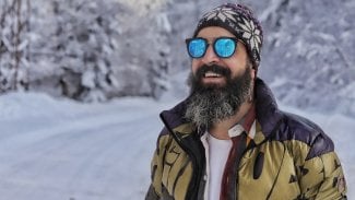 Muž ve slunečních brýlích